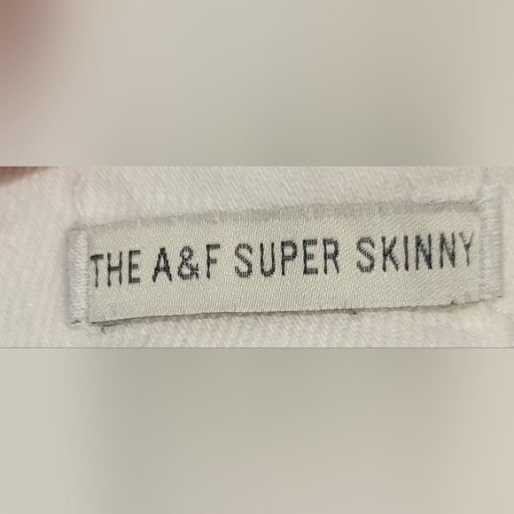 A&F Ladies White Jean's - Picture 7 of 8